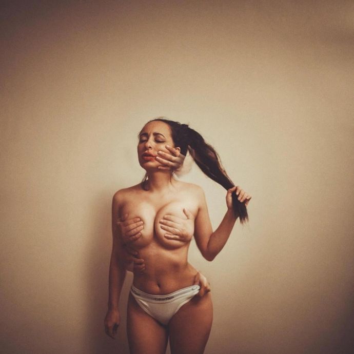 Чувственные фотографии красивых женщин на грани творчества и сексуальности