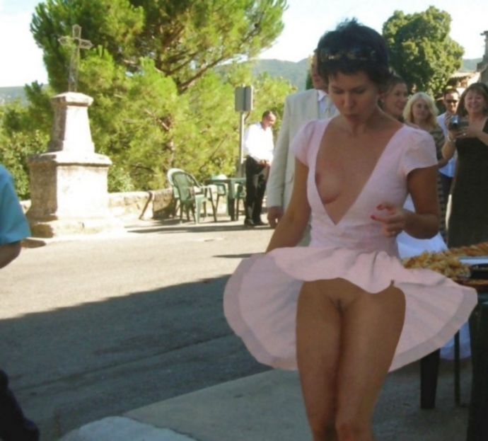 Свободомыслящие девицы, позабывшие о нижнем белье