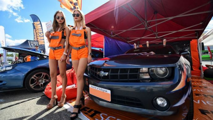 Девушки на автовыставке во Владивостоке