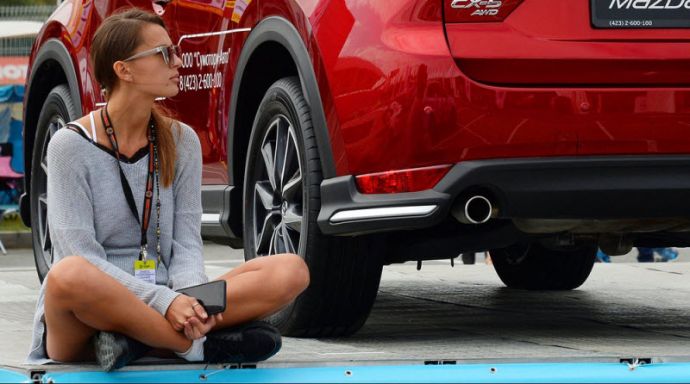 Девушки на автовыставке во Владивостоке