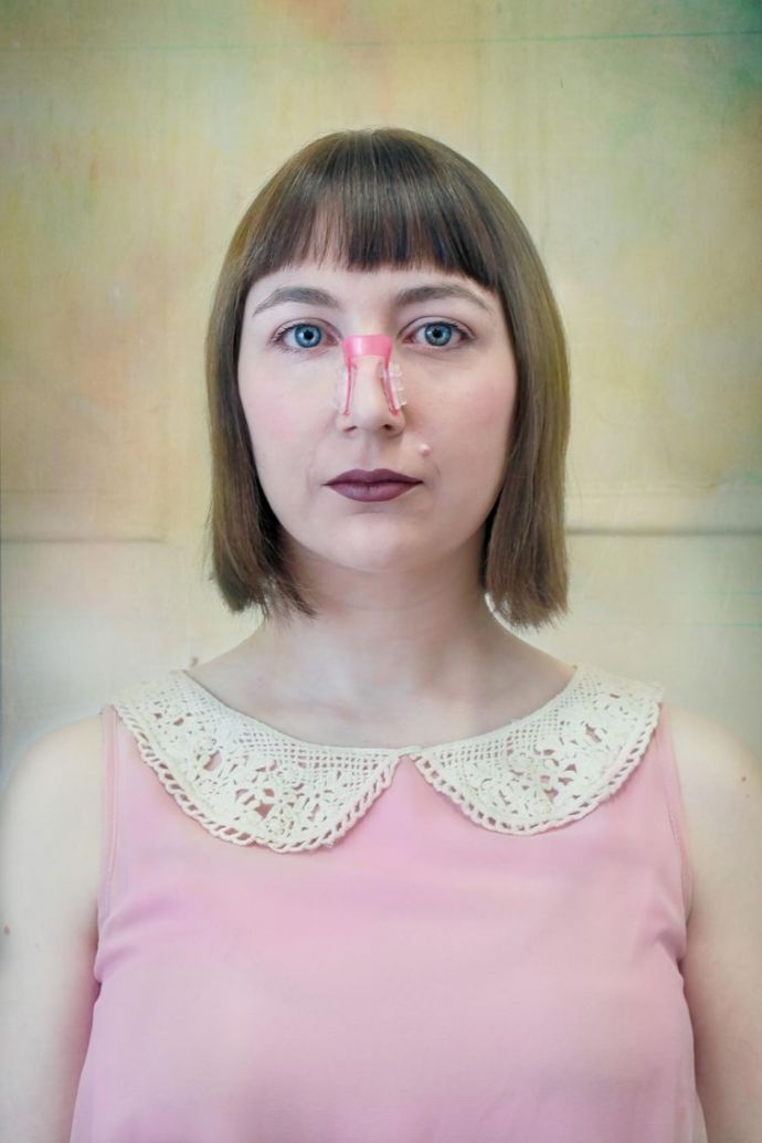 Фотографии женщин в безумно нелепых товарах для красоты, обещающих исправить внешность