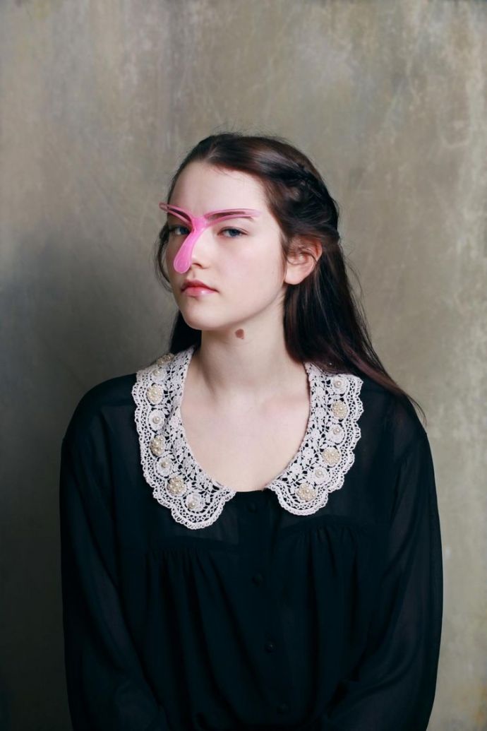 Фотографии женщин в безумно нелепых товарах для красоты, обещающих исправить внешность