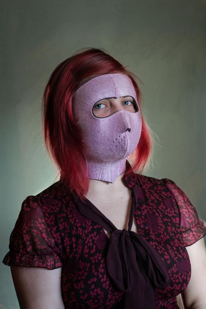 Фотографии женщин в безумно нелепых товарах для красоты, обещающих исправить внешность