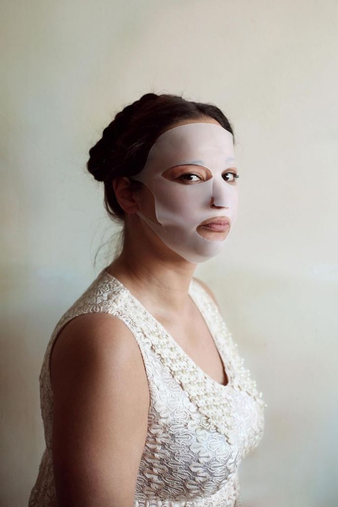 Фотографии женщин в безумно нелепых товарах для красоты, обещающих исправить внешность