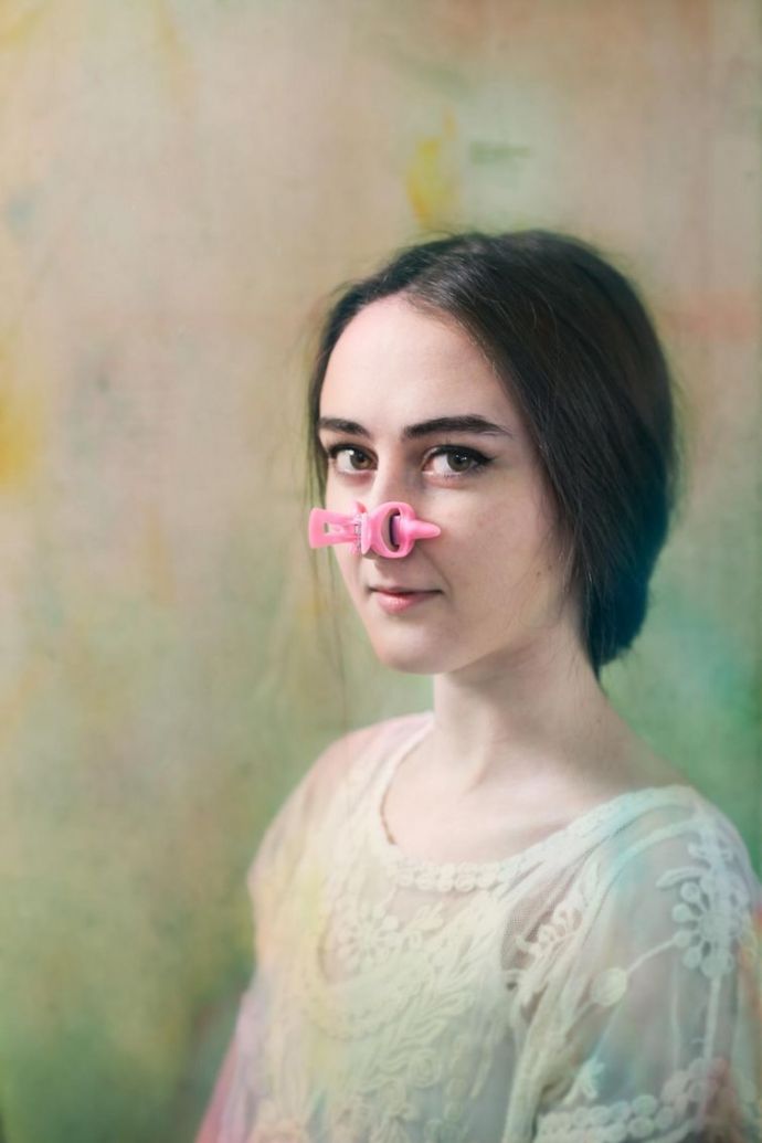 Фотографии женщин в безумно нелепых товарах для красоты, обещающих исправить внешность