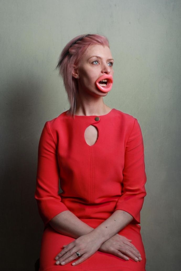 Фотографии женщин в безумно нелепых товарах для красоты, обещающих исправить внешность