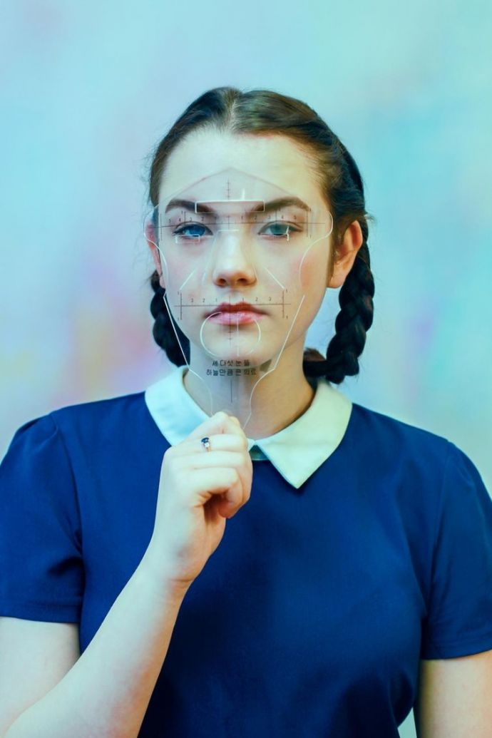 Фотографии женщин в безумно нелепых товарах для красоты, обещающих исправить внешность