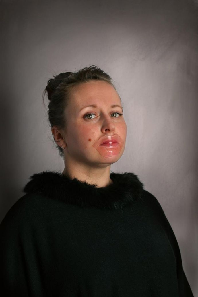 Фотографии женщин в безумно нелепых товарах для красоты, обещающих исправить внешность