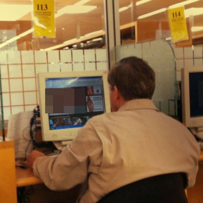 Любители порно попались на просмотре клубнички в публичных местах