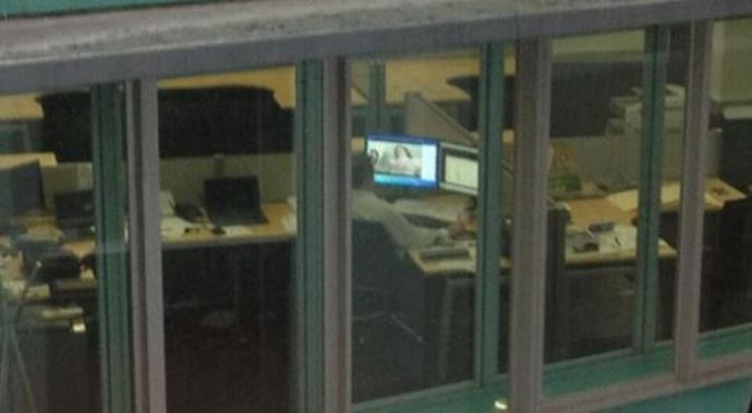 Любители порно попались на просмотре клубнички в публичных местах