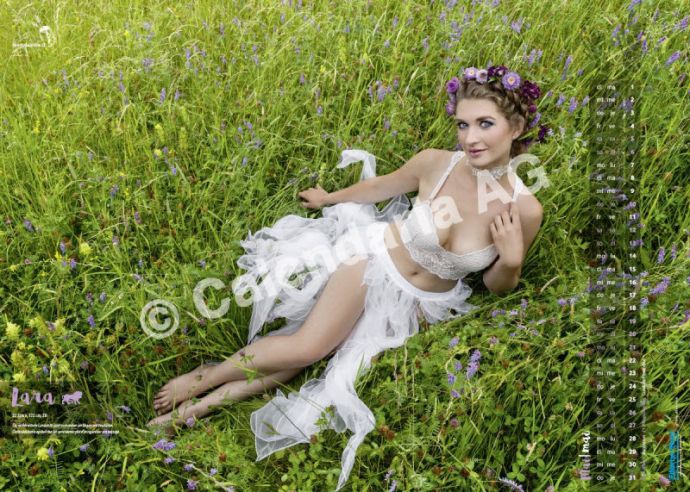 Швейцарцы выпустили эротический календарь на 2018 год