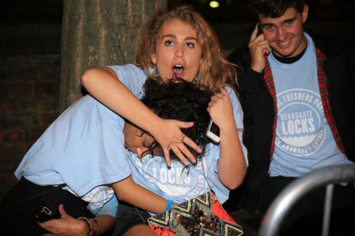 Британские первокурсники бурно отметили начало учебы