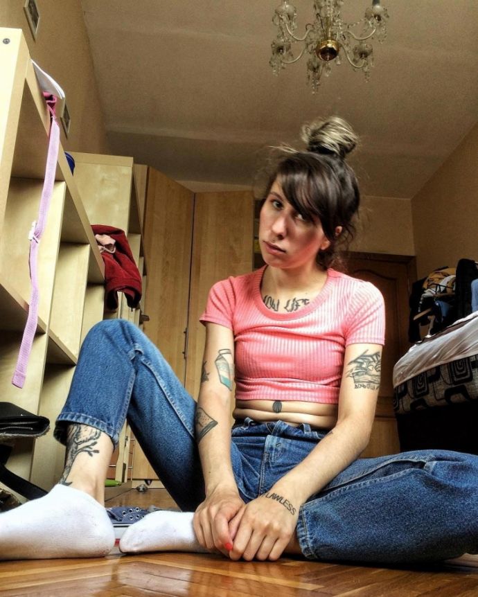 Российские девушки выкладывают свои животы в Инстаграм, призывая не стесняться своего тела