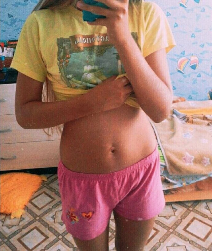 Российские девушки выкладывают свои животы в Инстаграм, призывая не стесняться своего тела