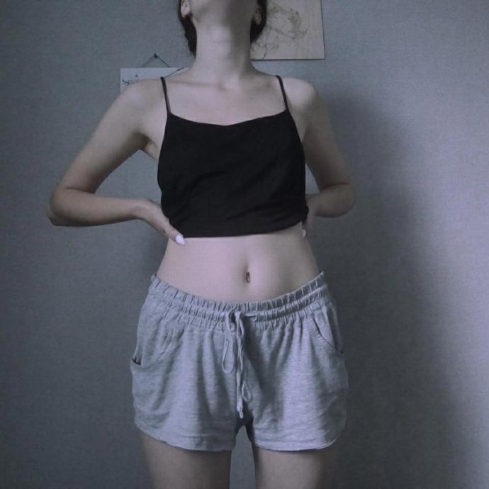 Российские девушки выкладывают свои животы в Инстаграм, призывая не стесняться своего тела