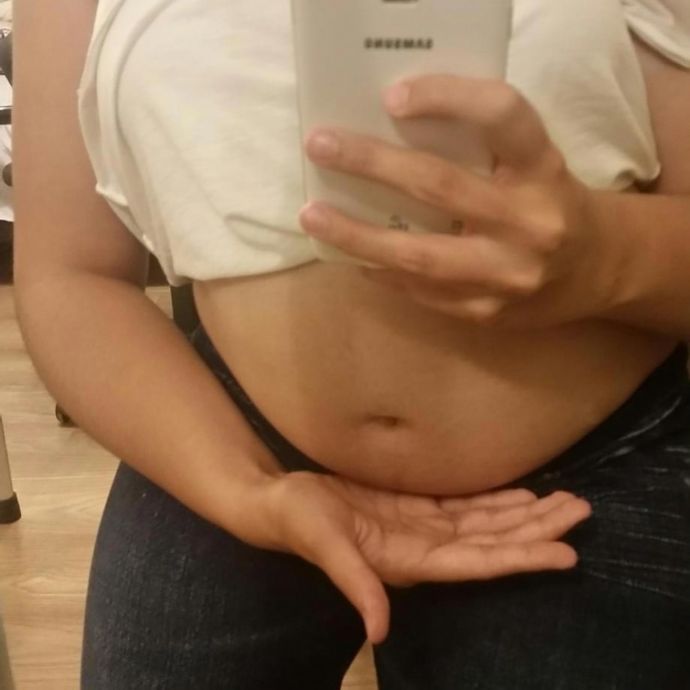 Российские девушки выкладывают свои животы в Инстаграм, призывая не стесняться своего тела