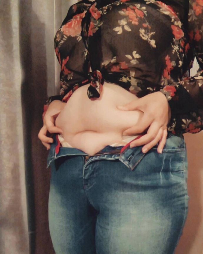 Российские девушки выкладывают свои животы в Инстаграм, призывая не стесняться своего тела