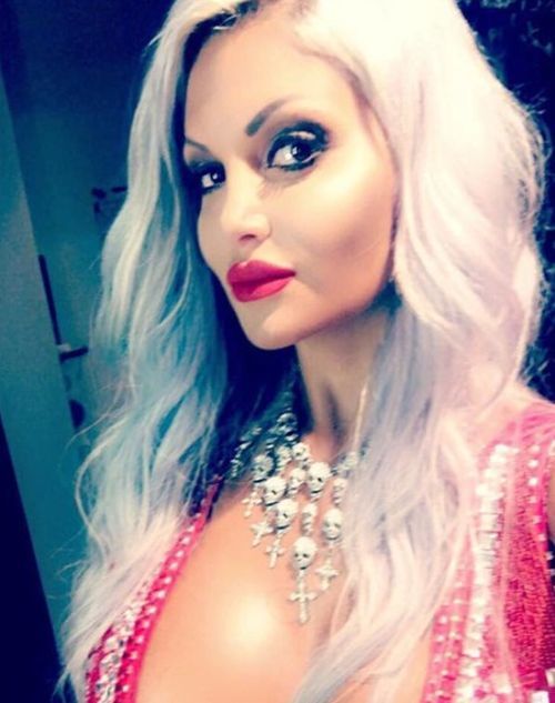 Немецкая модель удалила ребра и теперь хочет продать их поклонникам