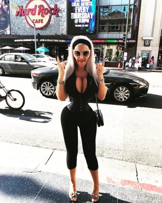 Немецкая модель удалила ребра и теперь хочет продать их поклонникам Немецкая модель удалила ребра и теперь хочет продать их поклонникам