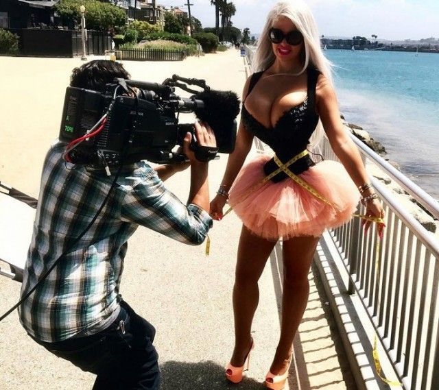 Немецкая модель удалила ребра и теперь хочет продать их поклонникам Немецкая модель удалила ребра и теперь хочет продать их поклонникам