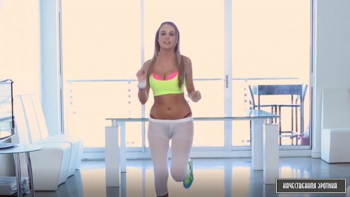 Стройная няшка в спорт зале