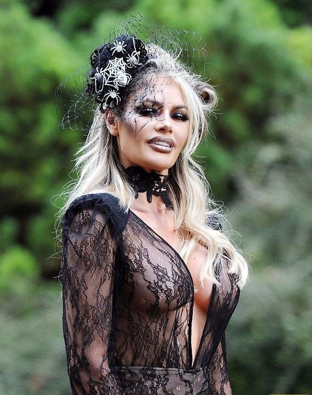 Хлоя Симс сразила всех наповал своим платьицем для Хэллоуин – звезда забыла надеть белье