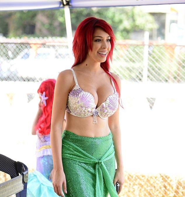 Грудастая Фарра Авраам встретила Хэллоуин в особенном костюмчике Ариэль