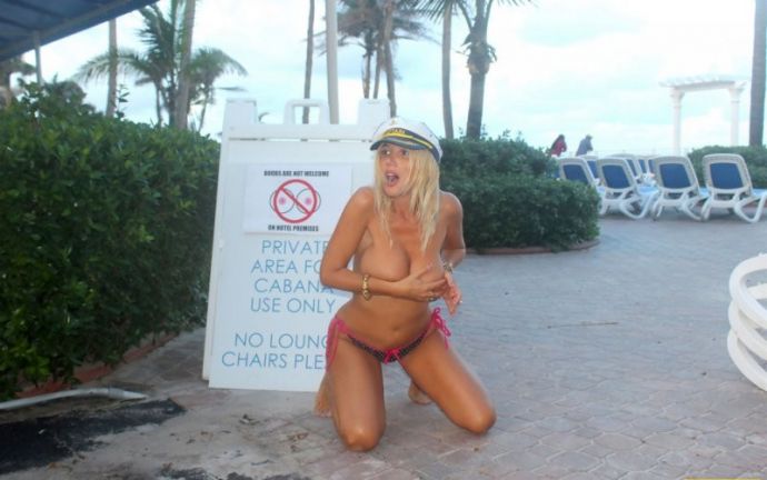 Южноамериканская певица Nadeea Volianova протестует против запрета ходить топлес