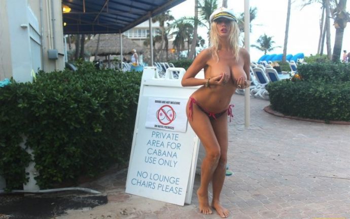 Южноамериканская певица Nadeea Volianova протестует против запрета ходить топлес