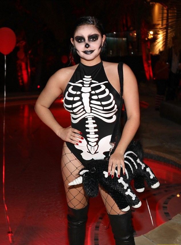 19-летняя Ариэль Уинтер оголила ягодицы в смелом боди на Хэллоуин