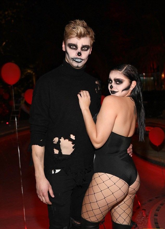 19-летняя Ариэль Уинтер оголила ягодицы в смелом боди на Хэллоуин