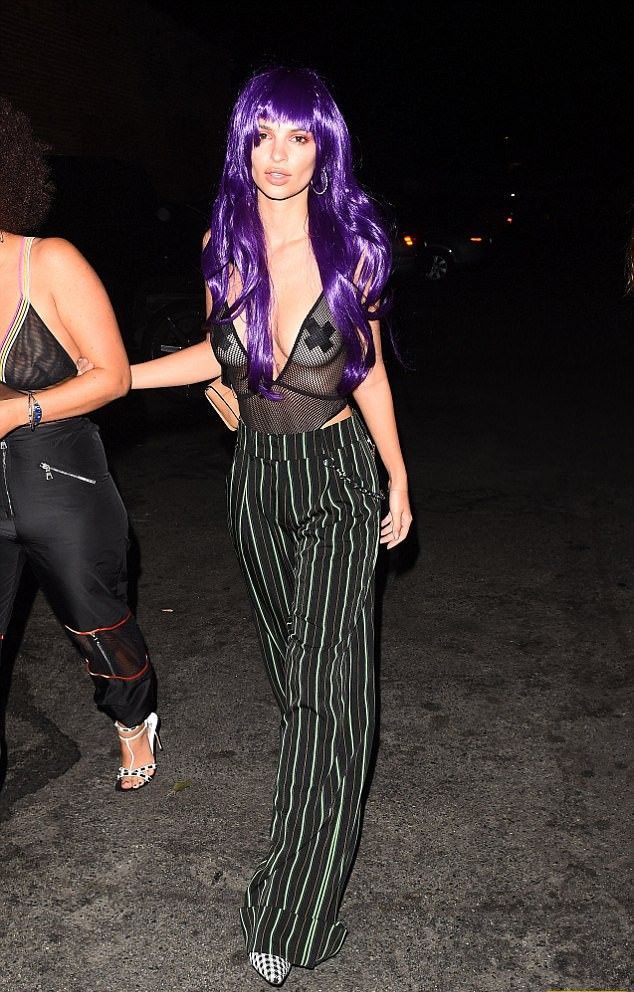 Грудастая Эмили Ратажковски не стала одевать нижнее белье и заклеила соски скотчем