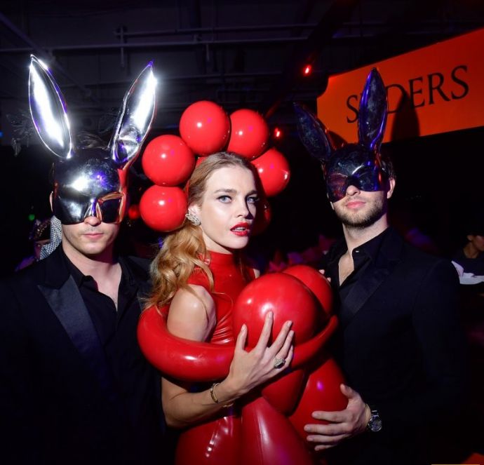 Мама пятерых малышей Наталья Водянова шокировала костюмчиком красноватого эритроцита