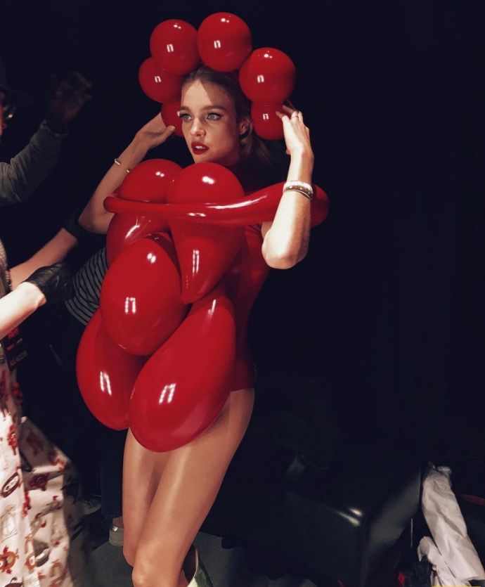 Мама пятерых малышей Наталья Водянова шокировала костюмчиком красноватого эритроцита