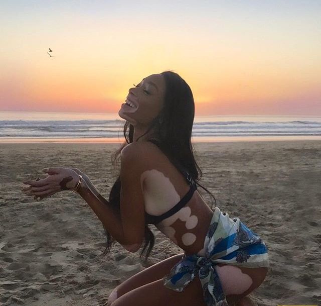 Необыкновенная модель Винни Харлоу в бикини на пляже