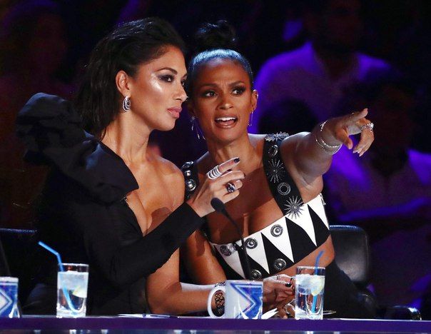 Николь Шерзингер на шоу The X Factor Англия
