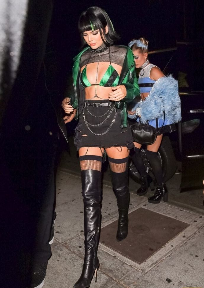 Мужчины, держитесь!Кендалл Дженнер и Хейли Болдуин в соблазнительных хулиганских нарядах на вечеринке