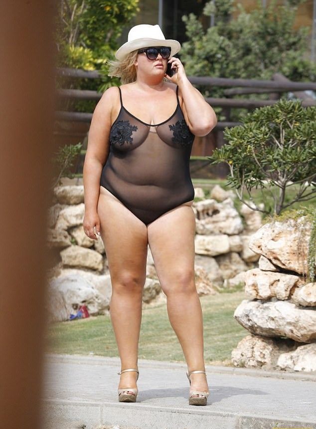 Не для слабонервных: 36-летняя Джемма Коллинз оголила свои недочеты в прозрачном купальнике