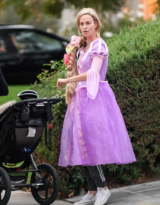 Фотографы изловила Шарлиз Терон в виде потрепанной Рапунцель