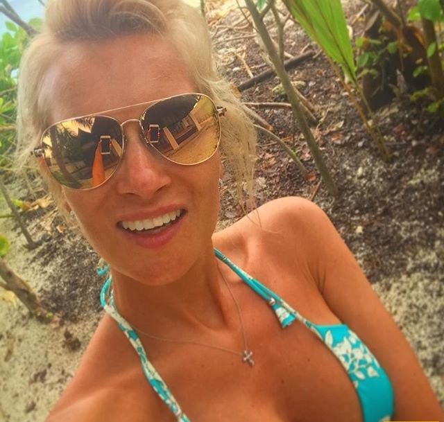 Олеся Судзиловская поделилась пляжными снимками в бикини