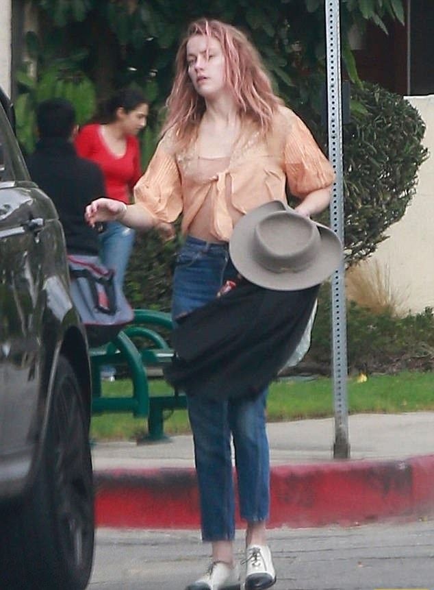 31-летняя Эмбер Херд появилась на улице в неприглядном виде