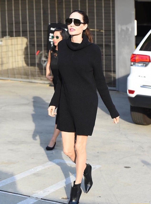 Анджелина Джоли сразила всех наповал маленьким мини-платьем