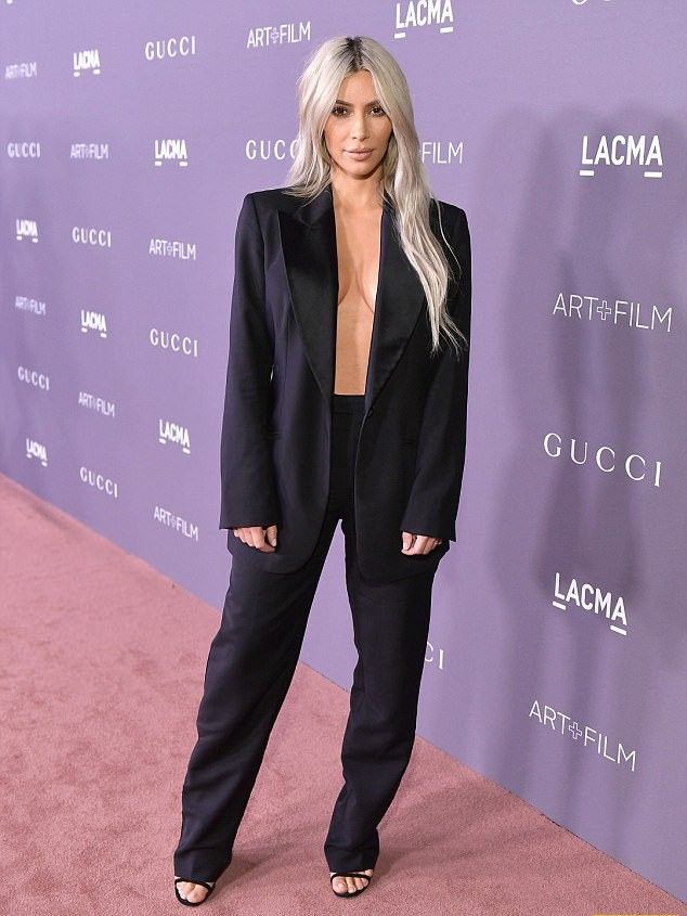 Ким Кардашьян показала пышноватый бюст без нижнего белья в пиджаке