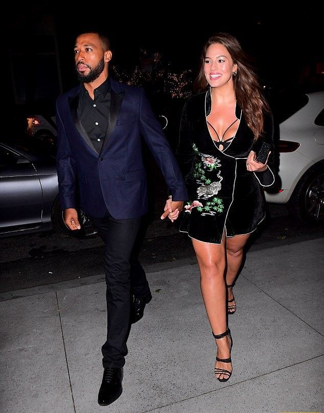 Без комплексов: Аппетитная Эшли Грэм сверкнула сиськами и ножками в откровенном наряде