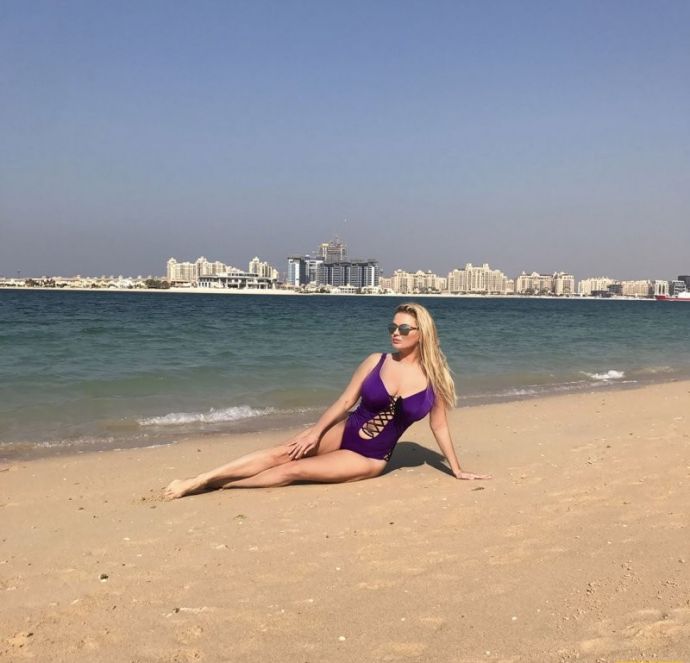 "Есть за что подержаться": Анна Семенович позирует на пляже в купальнике