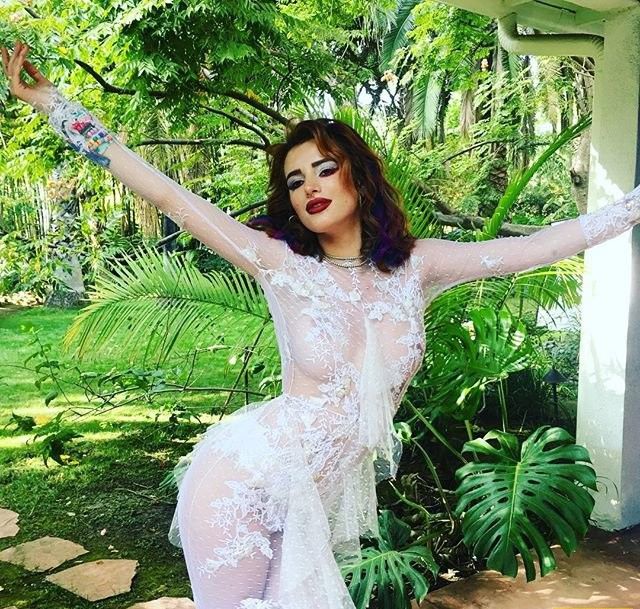 Эпатажная Белла Торн надела тюлевое платьице на голое тело