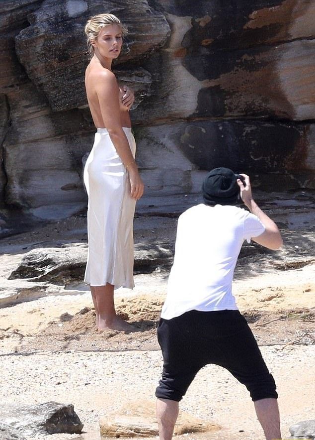 На данный момент будет горячо!Блондинка Наташа Окли позирует топлес на пляже