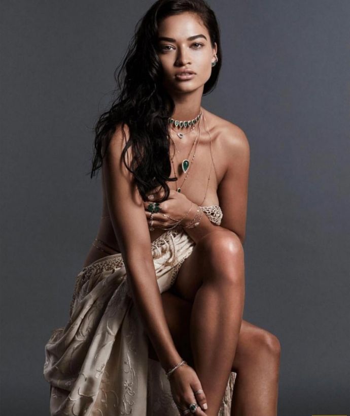 Жгучая модель Шанина Шейк позирует топлес в эротической фотосессии