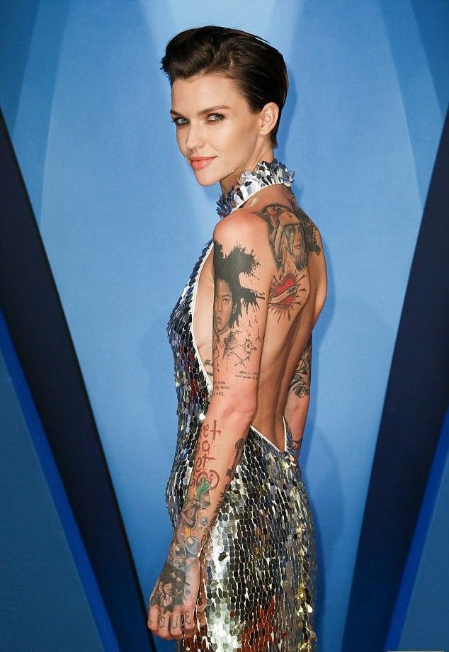Модель Руби Роуз показала бессчетные татуировки в смелом наряде