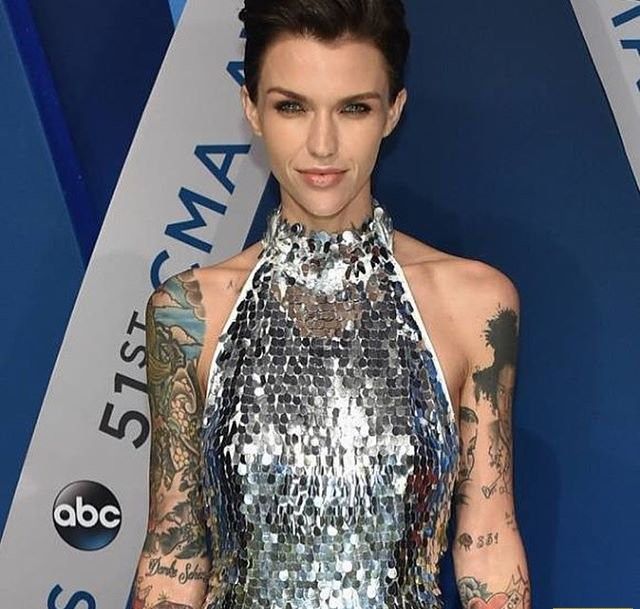 Модель Руби Роуз показала бессчетные татуировки в смелом наряде